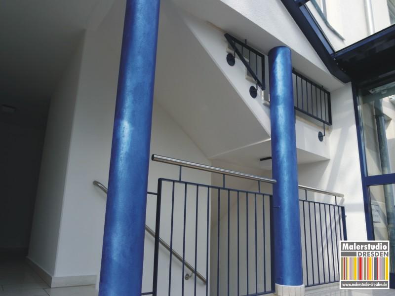 Glänzende Effektspachtel an Treppenhaus-Säulen